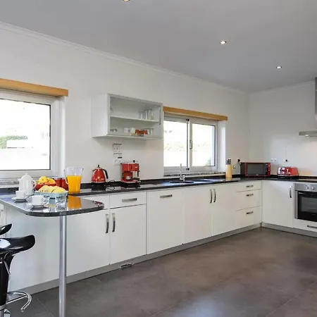 Sleeps 8 Wifi Villa