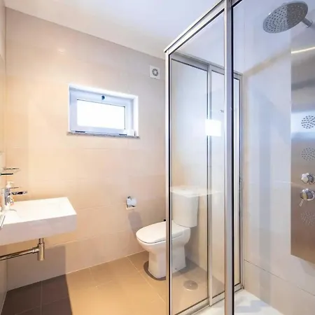 Villa Sleeps 8 Wifi Nadadouro