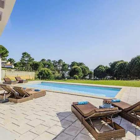 Sleeps 8 Wifi Villa