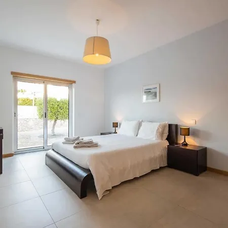 Villa Sleeps 8 Wifi Nadadouro