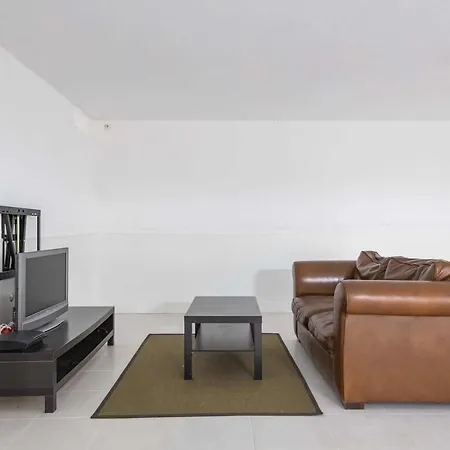 Villa Sleeps 8 Wifi Nadadouro