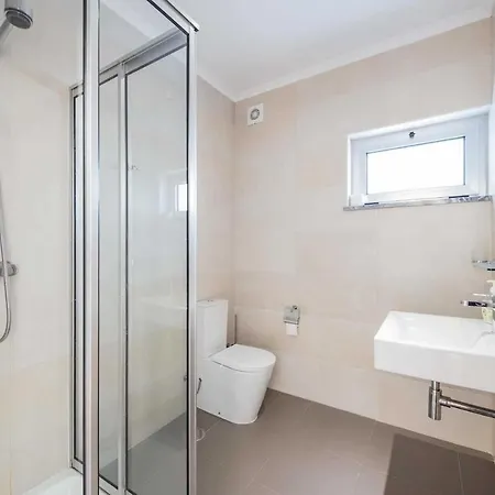 Sleeps 8 Wifi Villa *