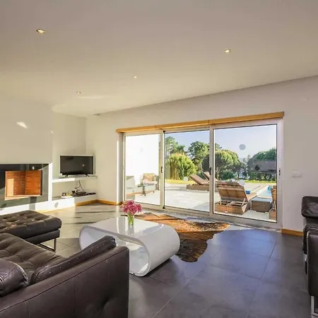 Sleeps 8 Wifi Villa