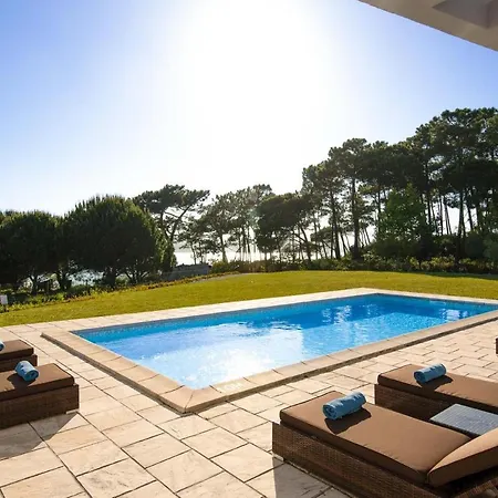 Sleeps 8 Wifi Villa