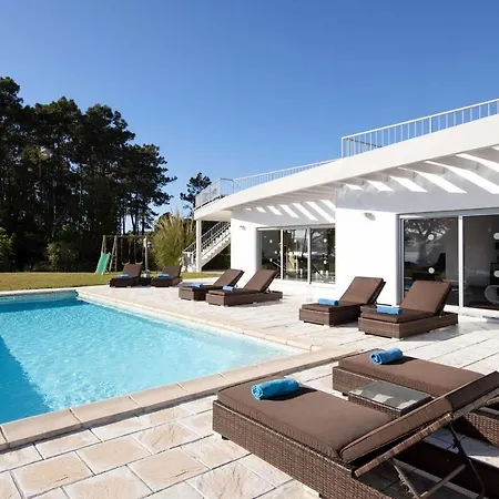Villa Sleeps 8 Wifi